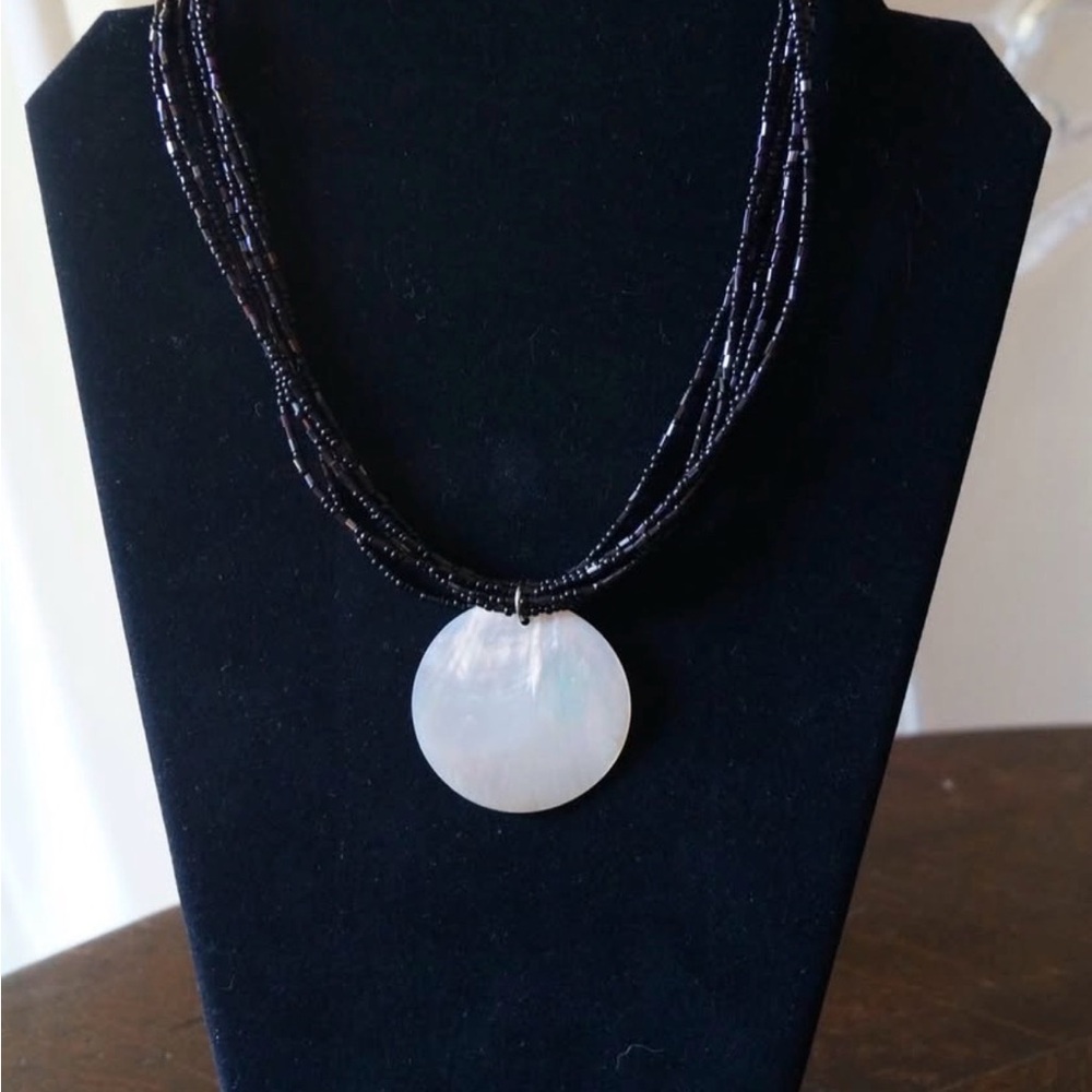 Beachy Black Beaded Necklace With Shell Pendant - Picture 4 of 4